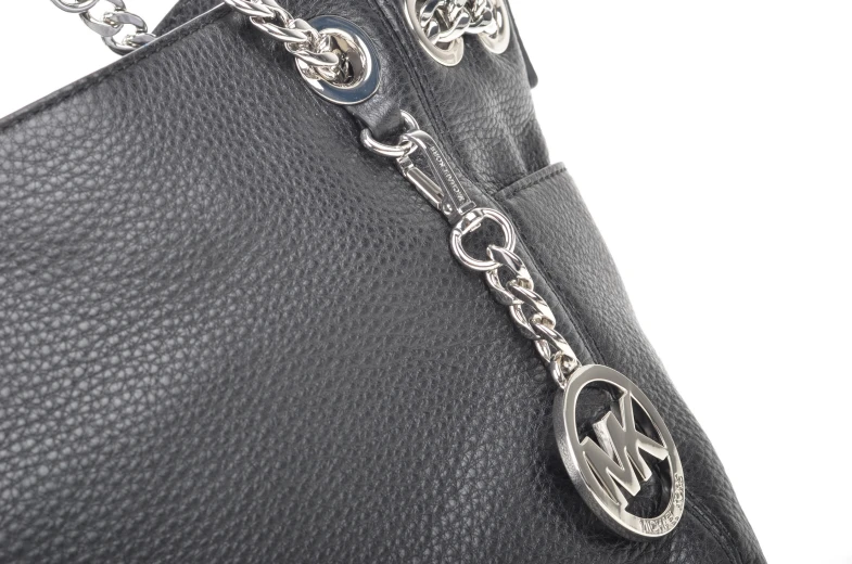 the bottom of a handbag with a chain around the bottom