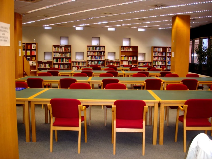 tables and chairs are arranged around a rectangular table