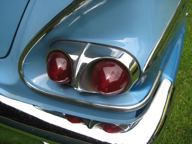 an old car has two shiny red ke lights