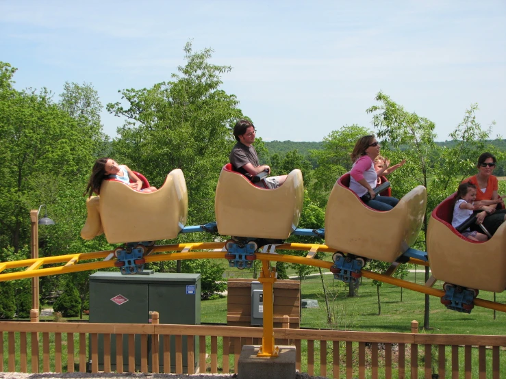 several people are enjoying rides at the park