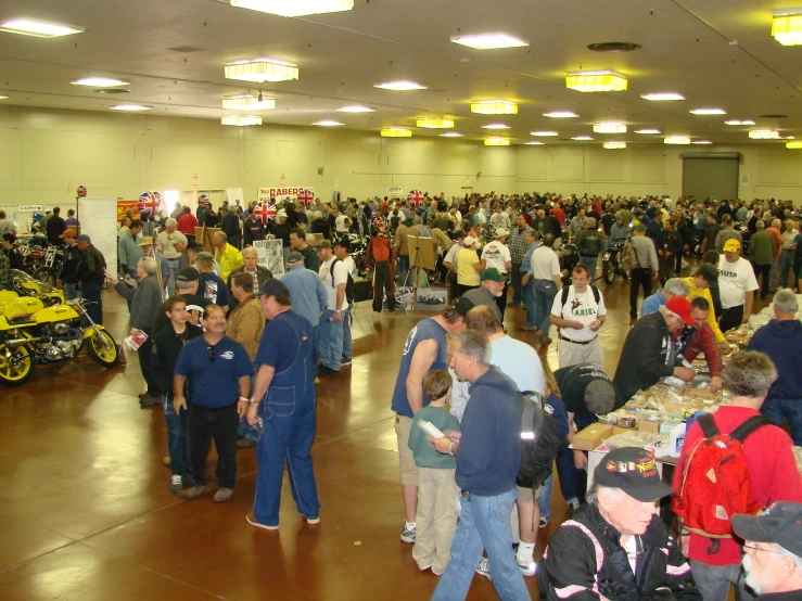 the large group of people are gathered in a building