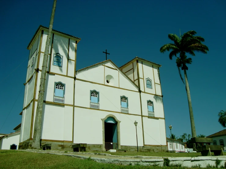 an image of a church that is in the grass