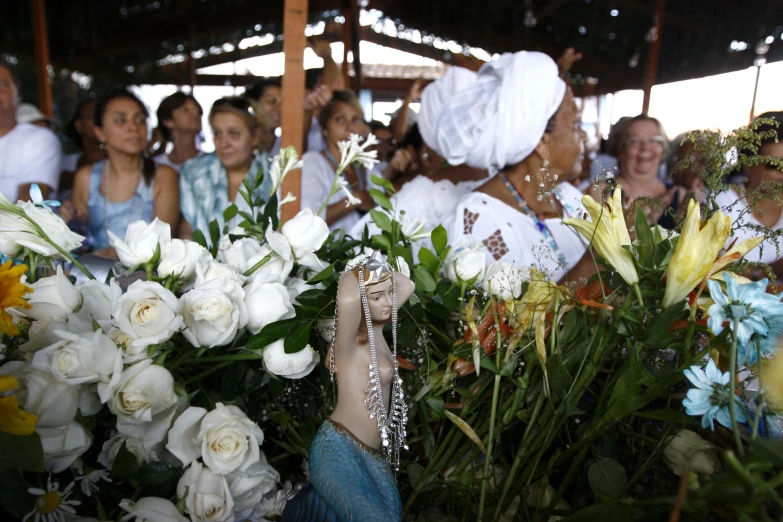 a bunch of women with their hands holding soing