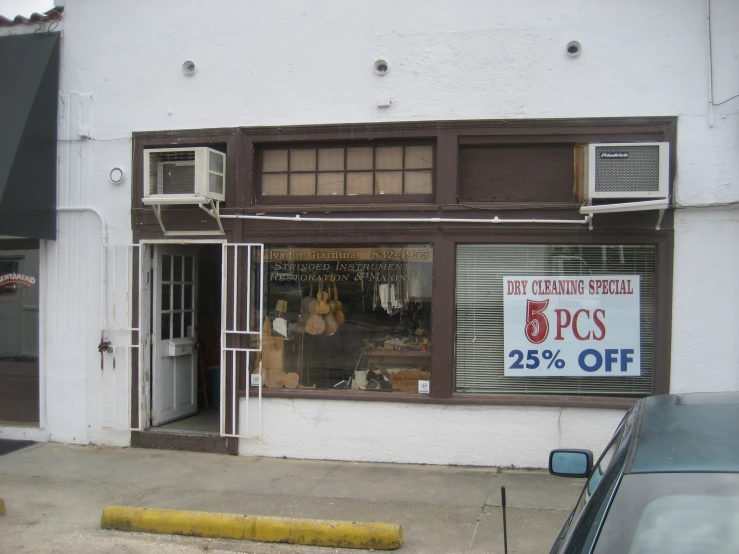 a storefront displaying the 25 % off coupon on display