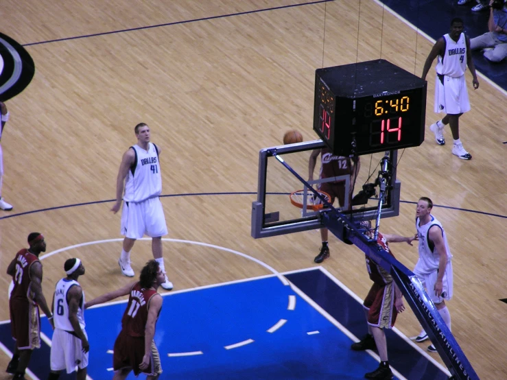 there is a game that shows the referee has stopped the basketball