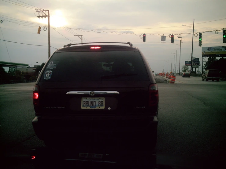 there is an suv that is sitting at the stop light