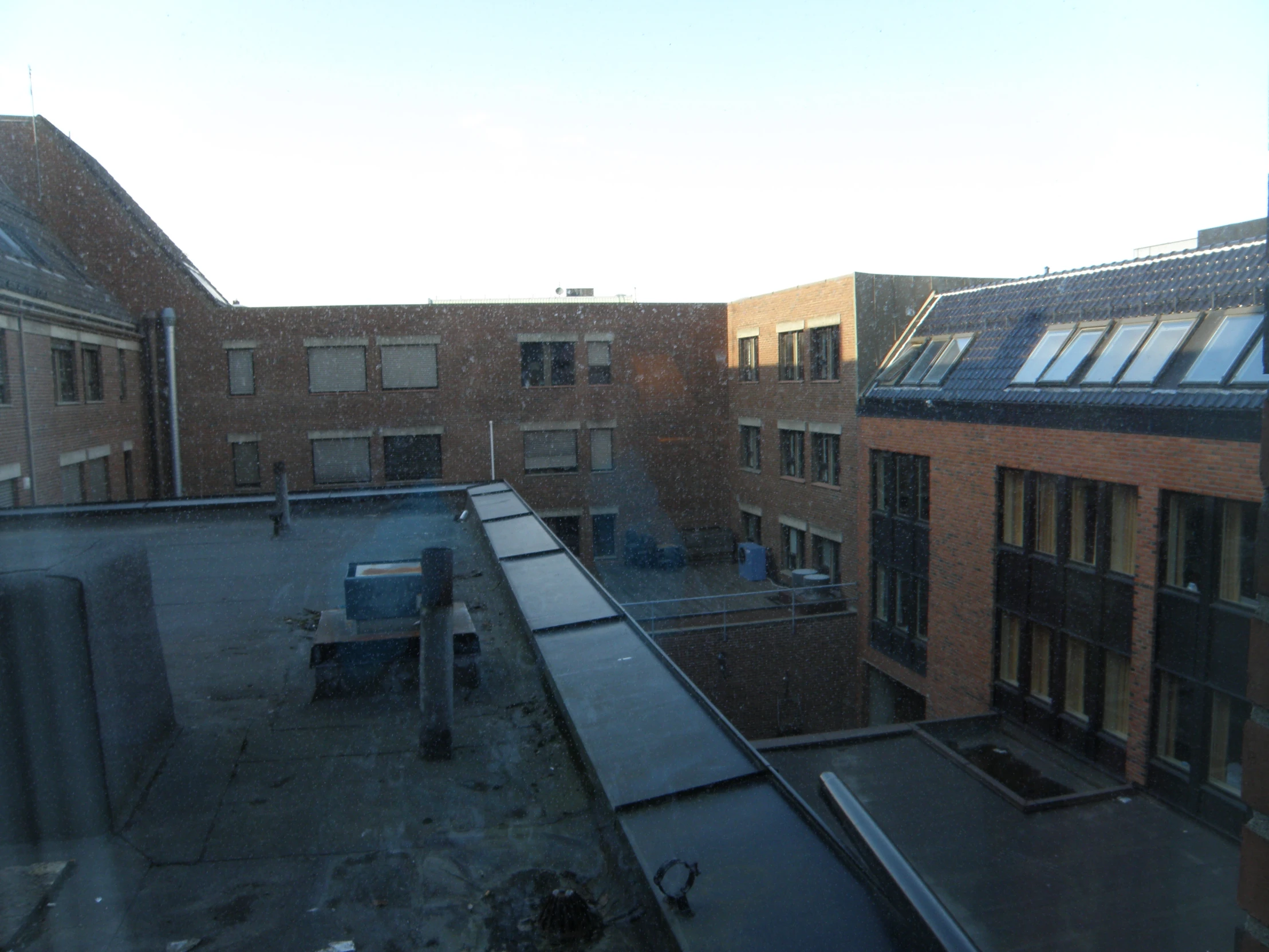 a view of the rooftops of buildings, buildings and courtyardes