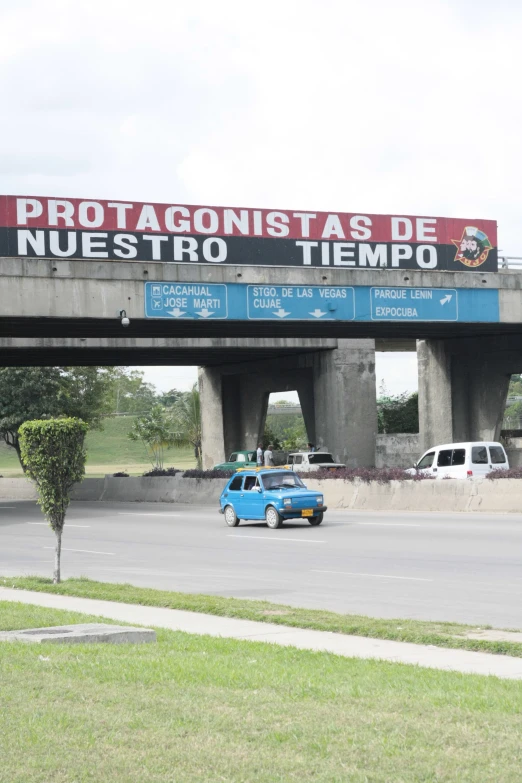 a truck is driving across a bridge that reads, protagonstass as de nuestro terbo