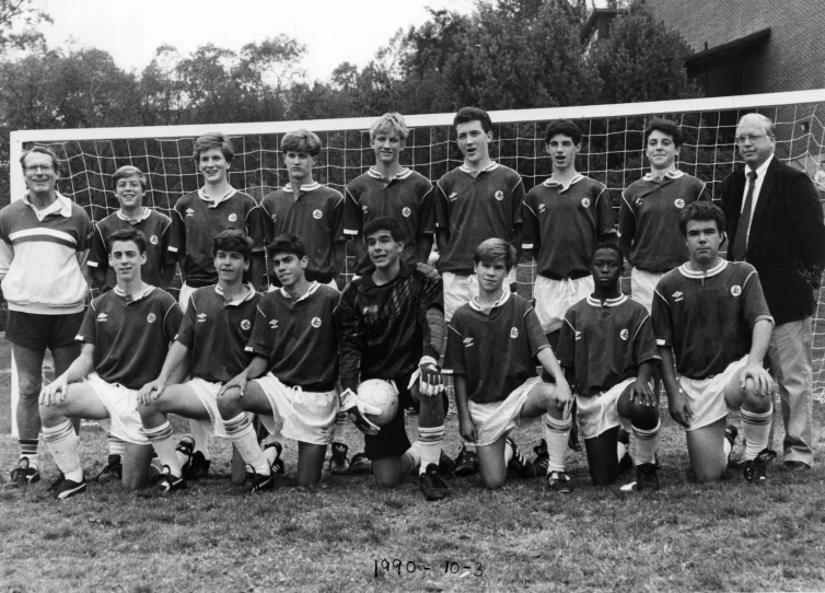 the soccer team is posed for a picture