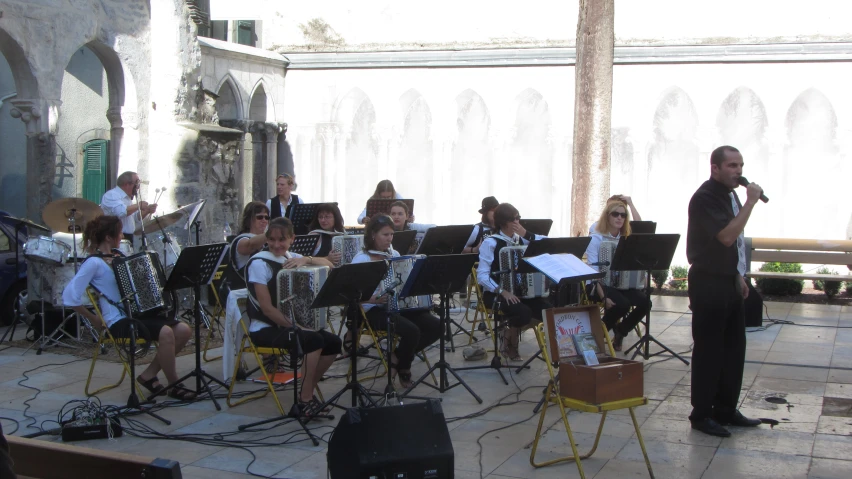 the orchestra is playing in an outdoor concert