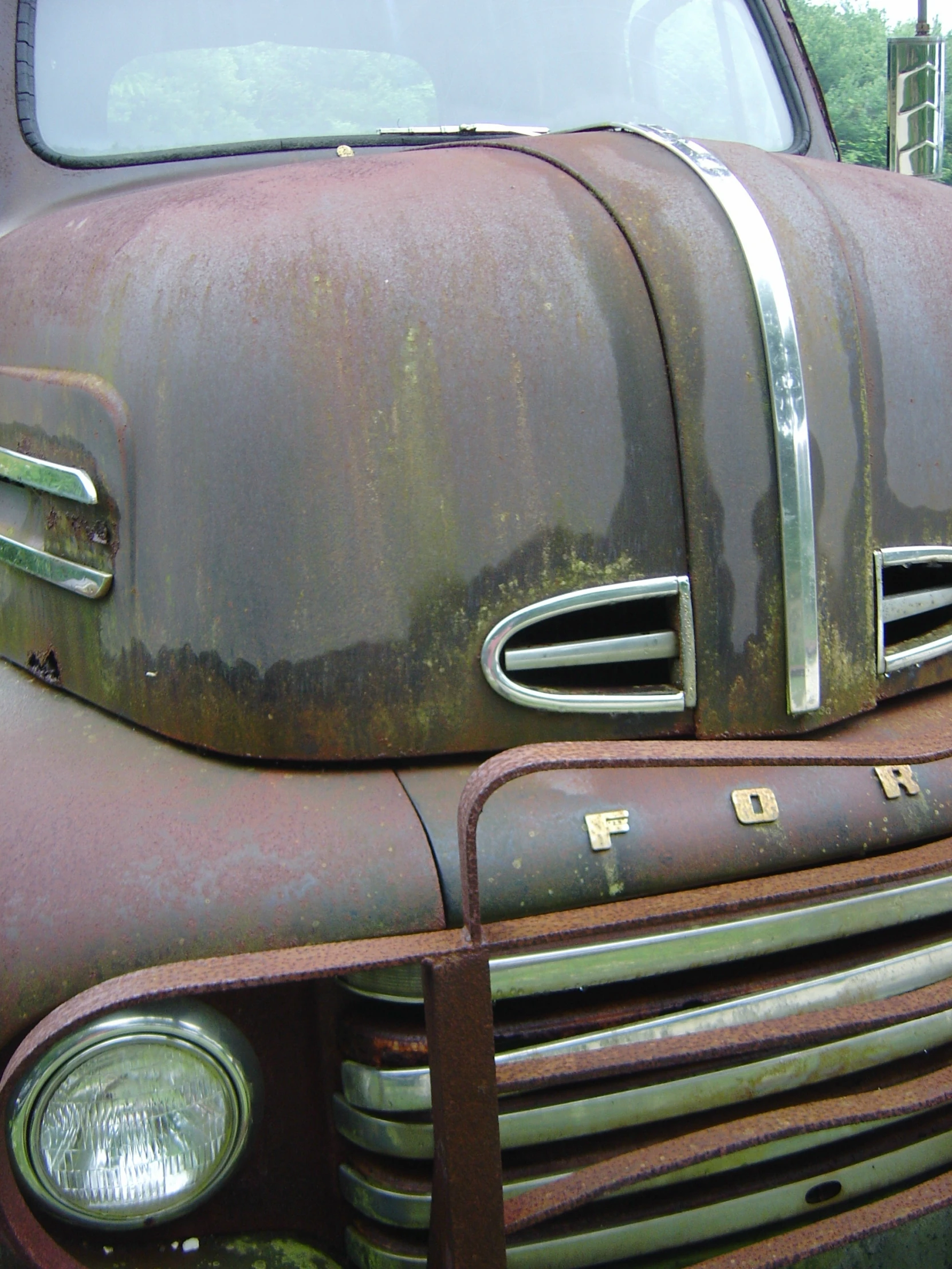 a truck with its grill up and the words, u f is painted brown