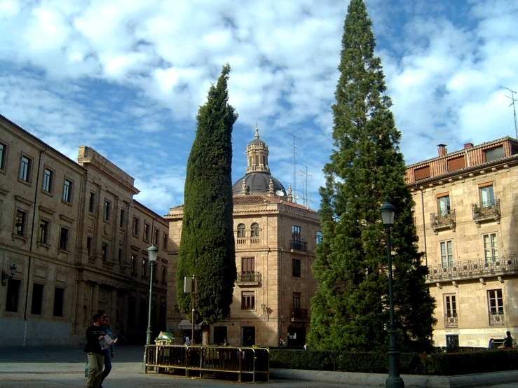 a large tall building sitting between two towers