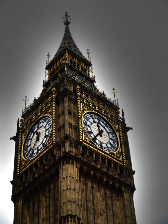 an image of big ben in the london eye