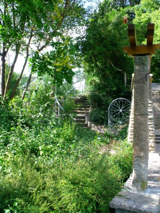 the stone steps in the garden are surrounded by vegetation