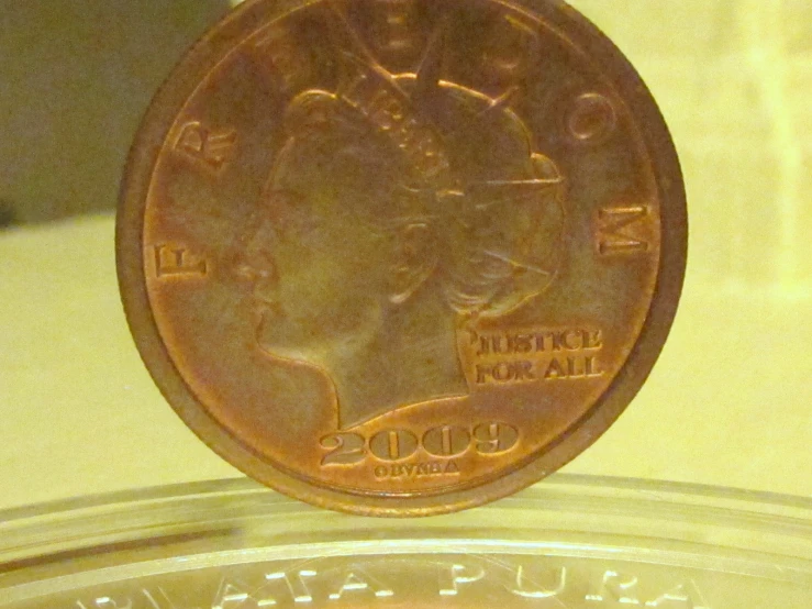 this is a penny with no head or face on display