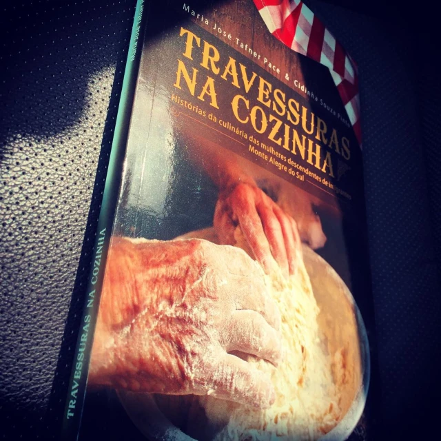 the cover of an italian book entitled travers na cozninha