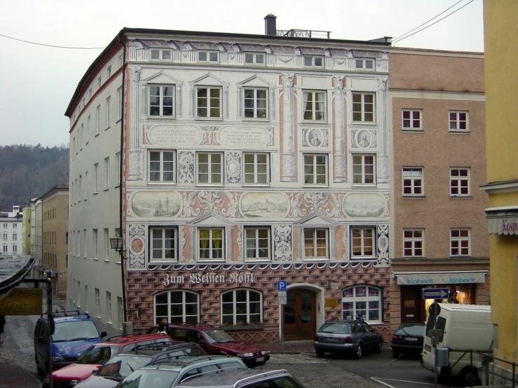 a very old building in the middle of an outside parking lot