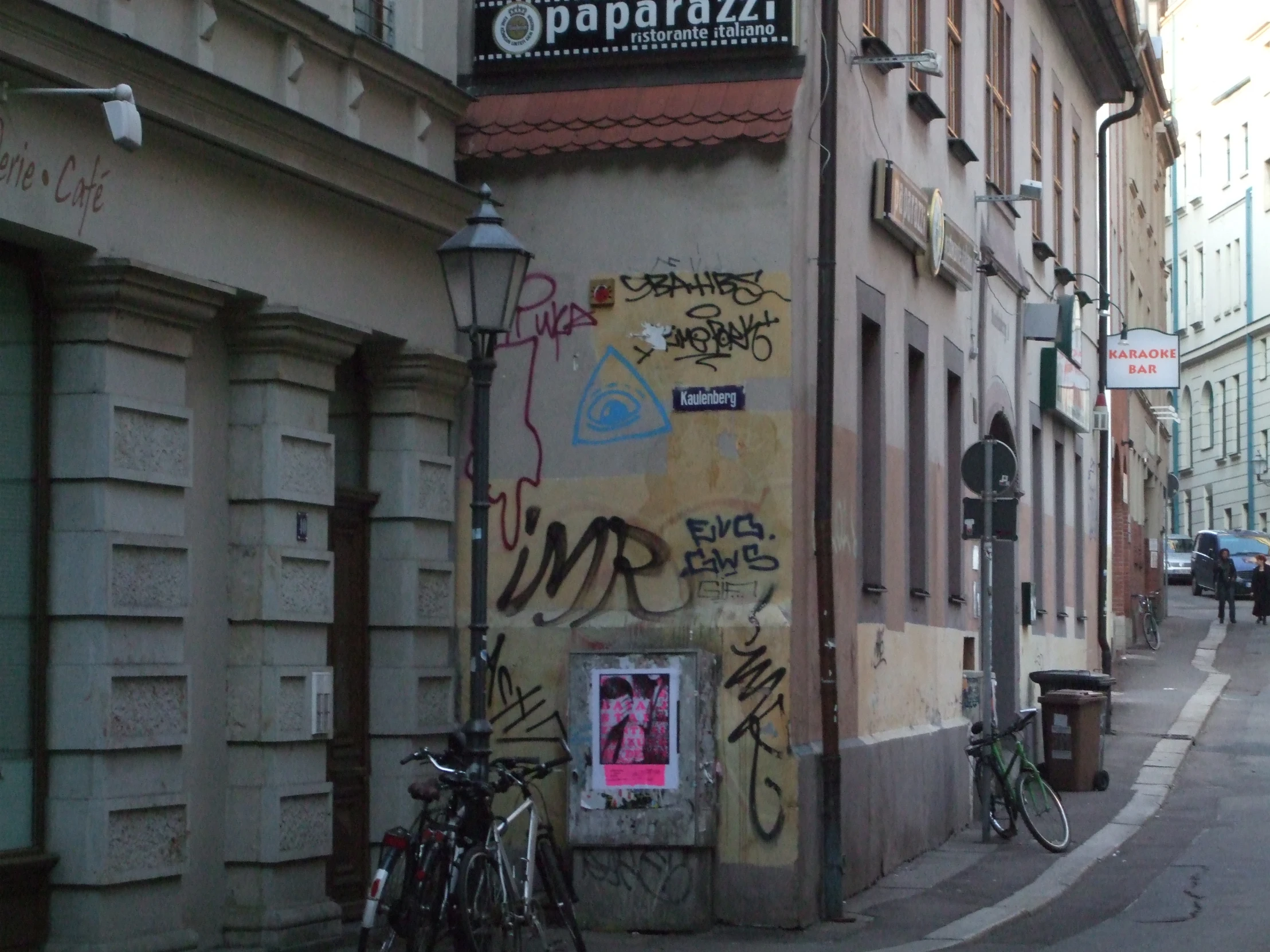 a bike is parked on a corner near a building