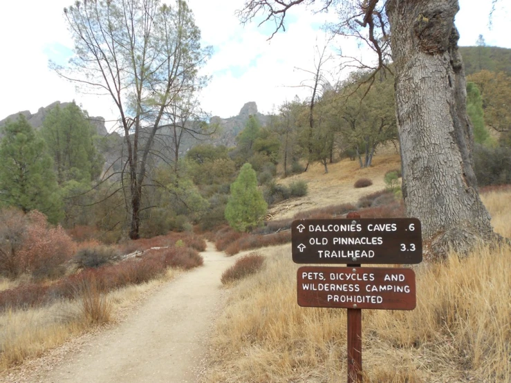 a road sign on the side of a dirt road