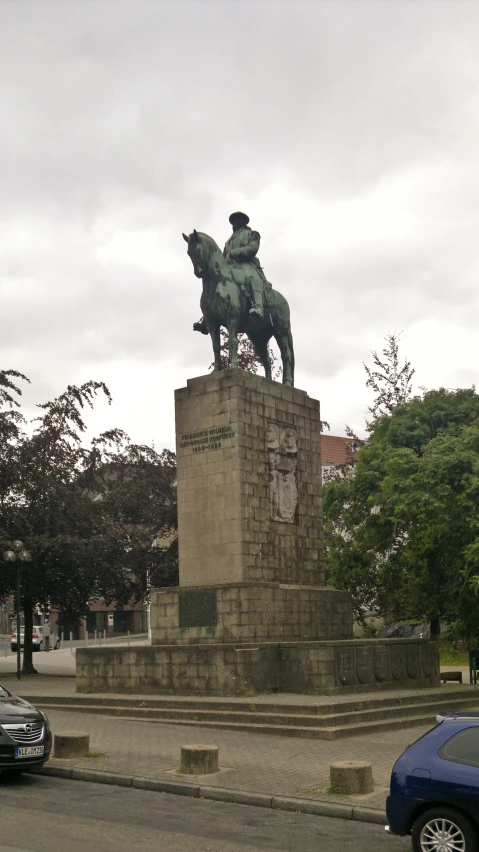 a statue of a man on a horse in a park