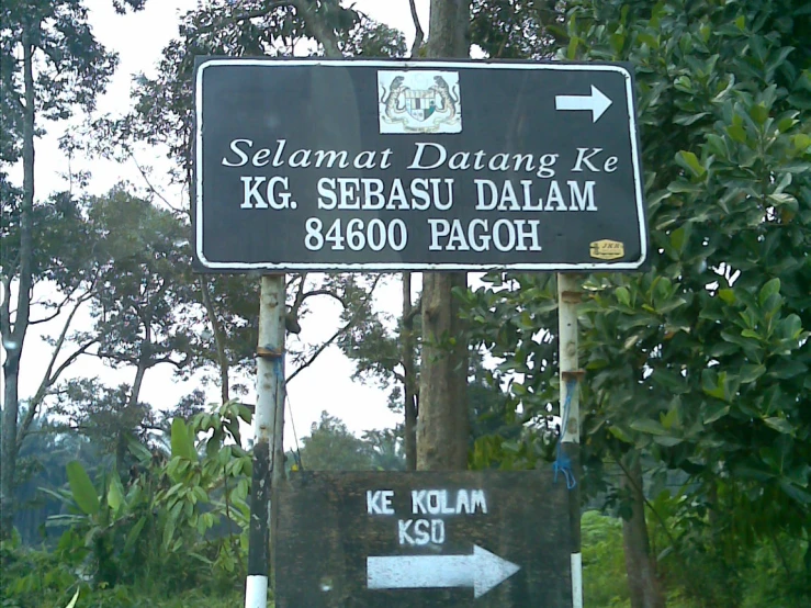 there is a sign that shows the direction to selamat dang ke