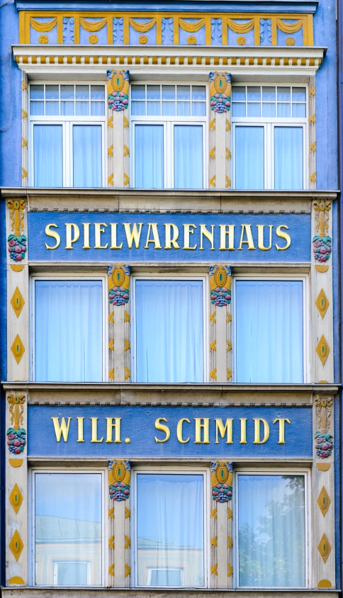 the side of a building that says spiralewaerhauss with schmdt