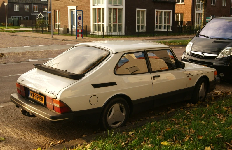 two cars are parked on the side of the road