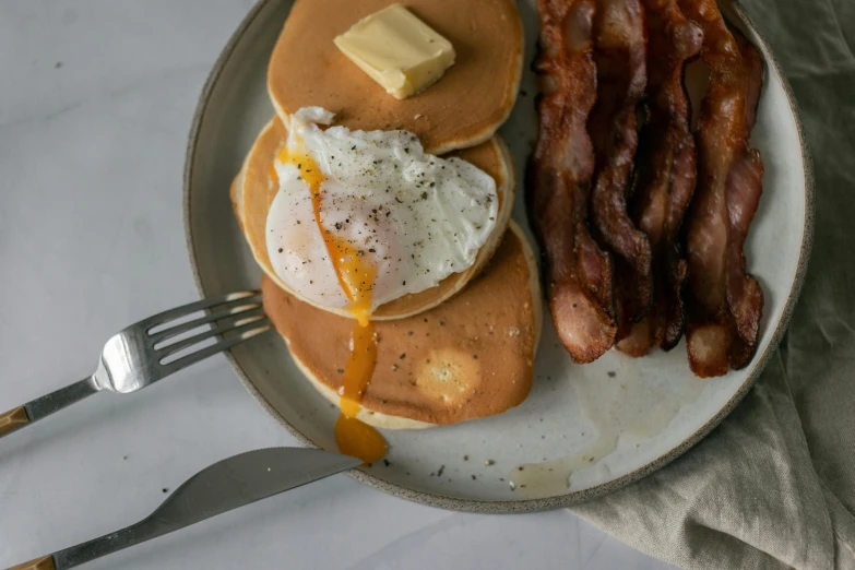 a white plate topped with pancakes and bacon, by Dan Frazier, pexels contest winner, eggs, asset on grey background, 🦩🪐🐞👩🏻🦳, pearl silverplate