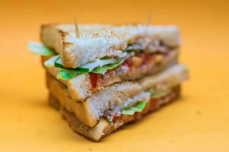 a close up of a sandwich on a table, by Joe Bowler, pexels, 🦩🪐🐞👩🏻🦳, avatar image, twins, beige