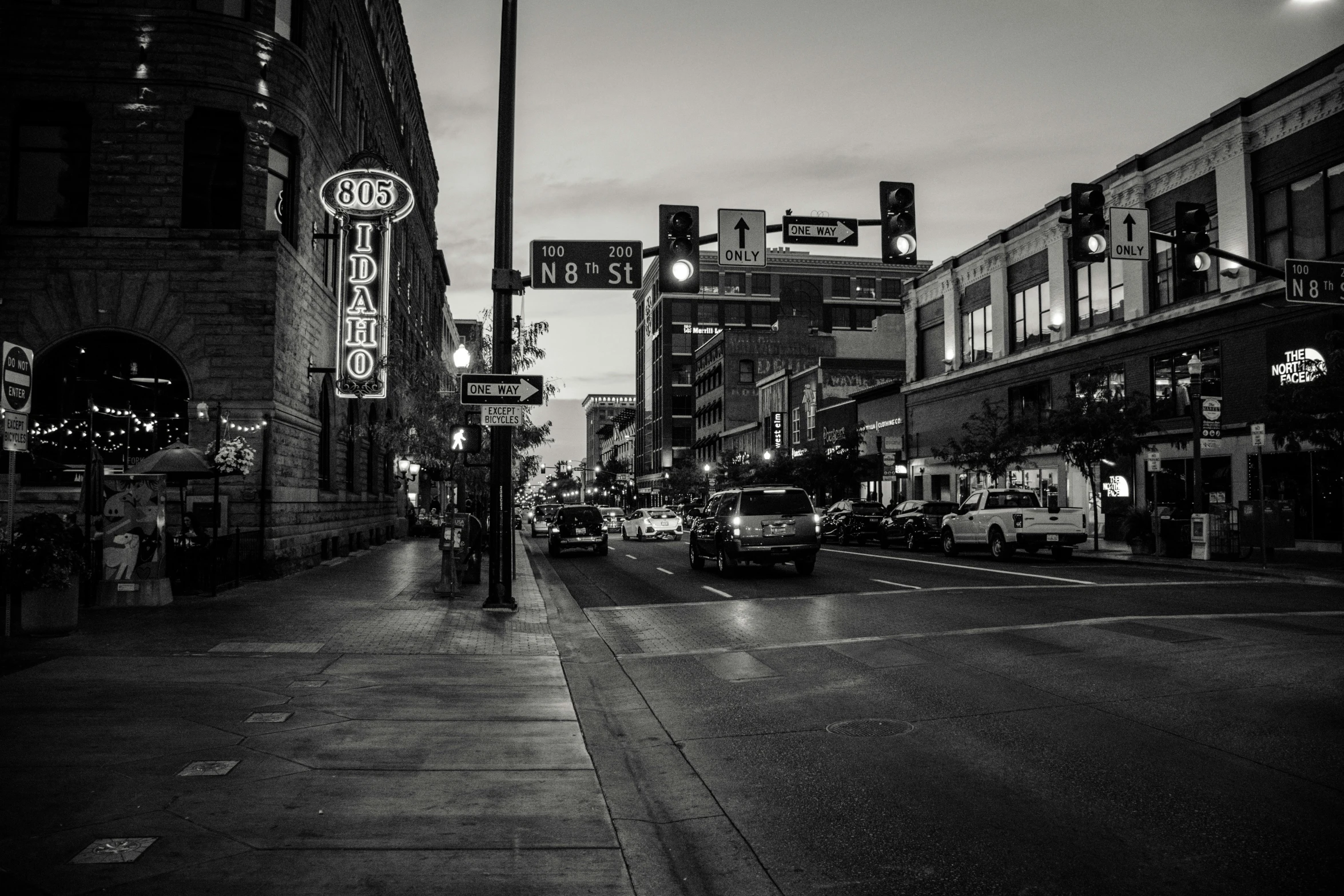 a black and white photo of a city street, by Dan Frazier, pexels contest winner, albuquerque, evening time, square, memphis