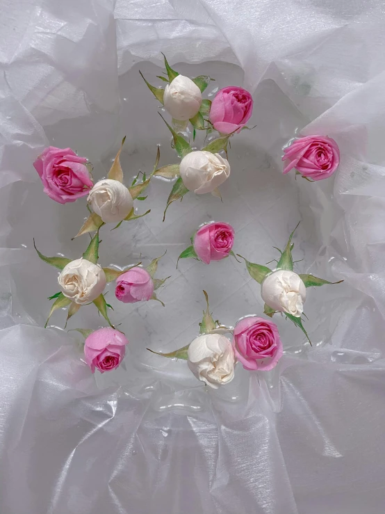 a bunch of pink and white roses arranged in a circle, by Anna Füssli, floating pieces, in plastic, 8 k ), hair jewellery