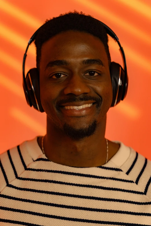 a close up of a person wearing headphones, inspired by Rajmund Kanelba, happening, smiling male, shot in the photo studio, mkbhd, discord pfp