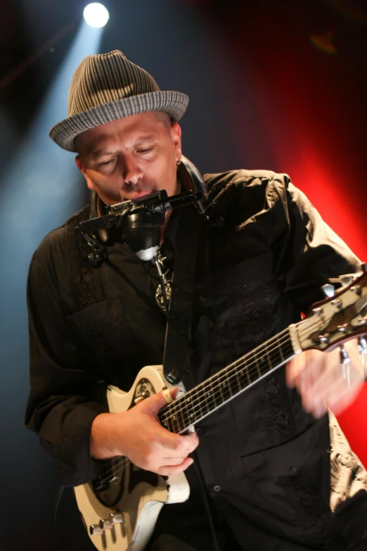 a man that is playing a guitar on a stage, tjalf sparnaay, sublime, profile image, in 2 0 1 2