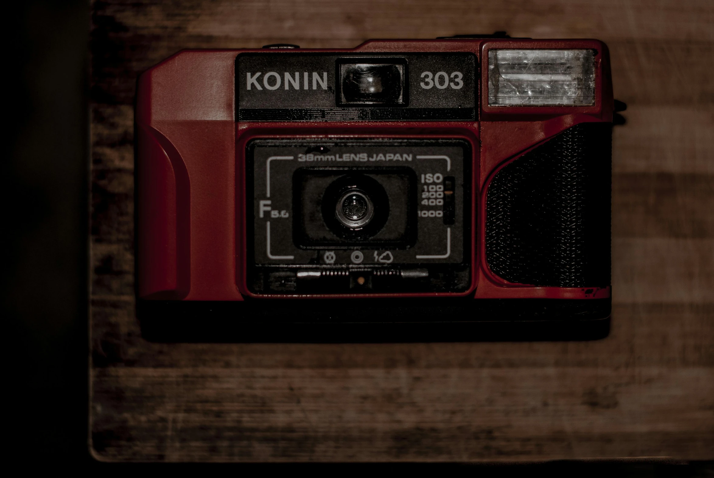 a red camera sitting on top of a wooden table, konica minolta, fan favorite, icon, old picture