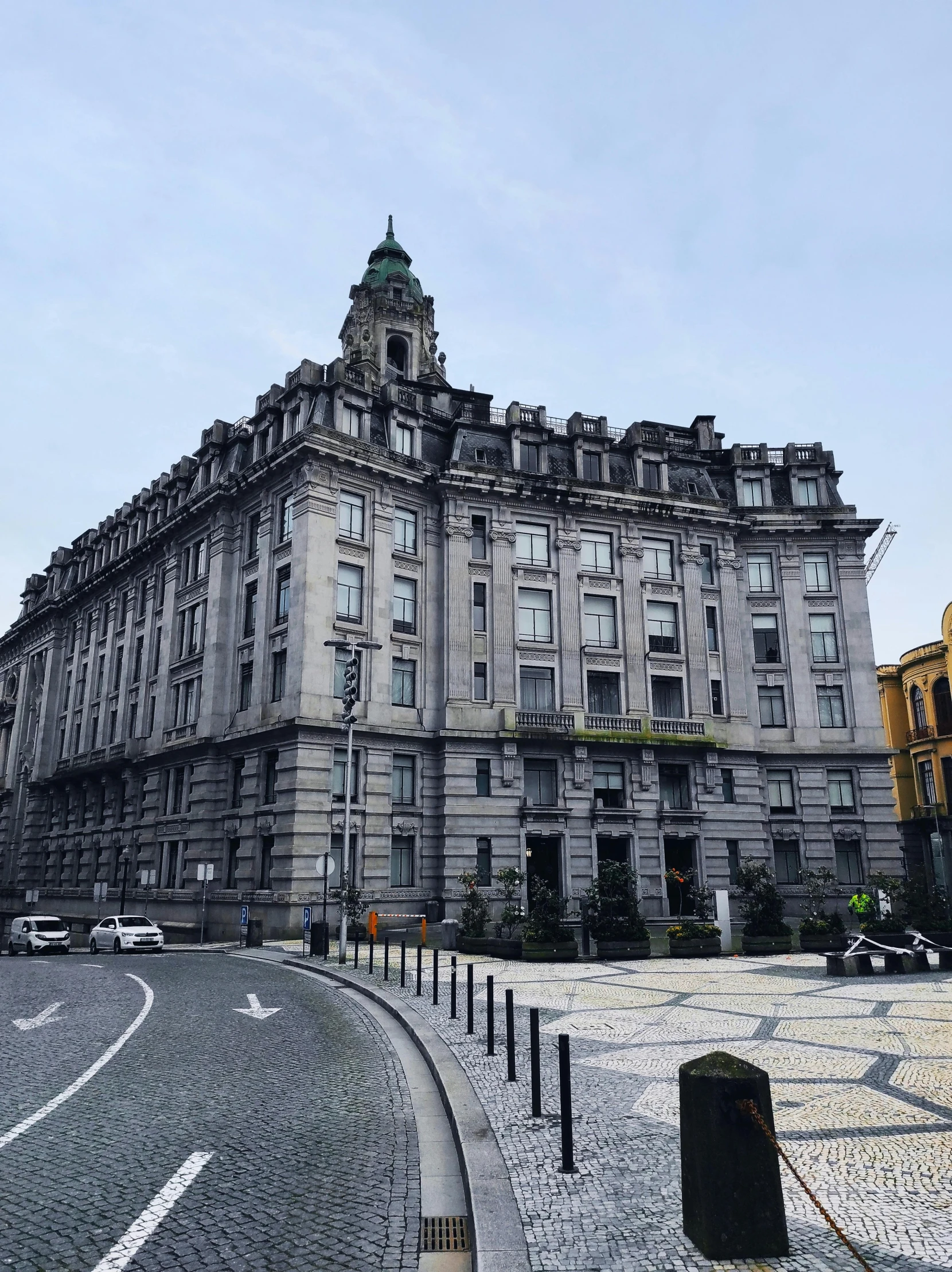 a large building with a clock tower on top of it, são paulo, 🚿🗝📝, profile image