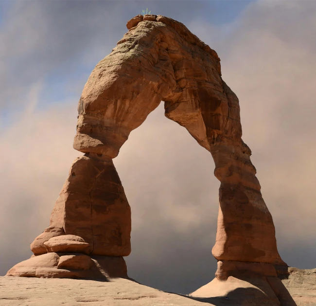 a large rock formation in the middle of a desert, by Randall Schmit, pexels contest winner, white sweeping arches, moab, smoky, 15081959 21121991 01012000 4k