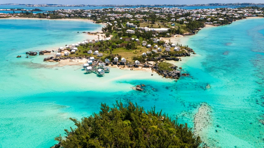 a small island in the middle of the ocean, pexels contest winner, whitewashed buildings, carribean turquoise water, aerial view of a city, gilligan's island