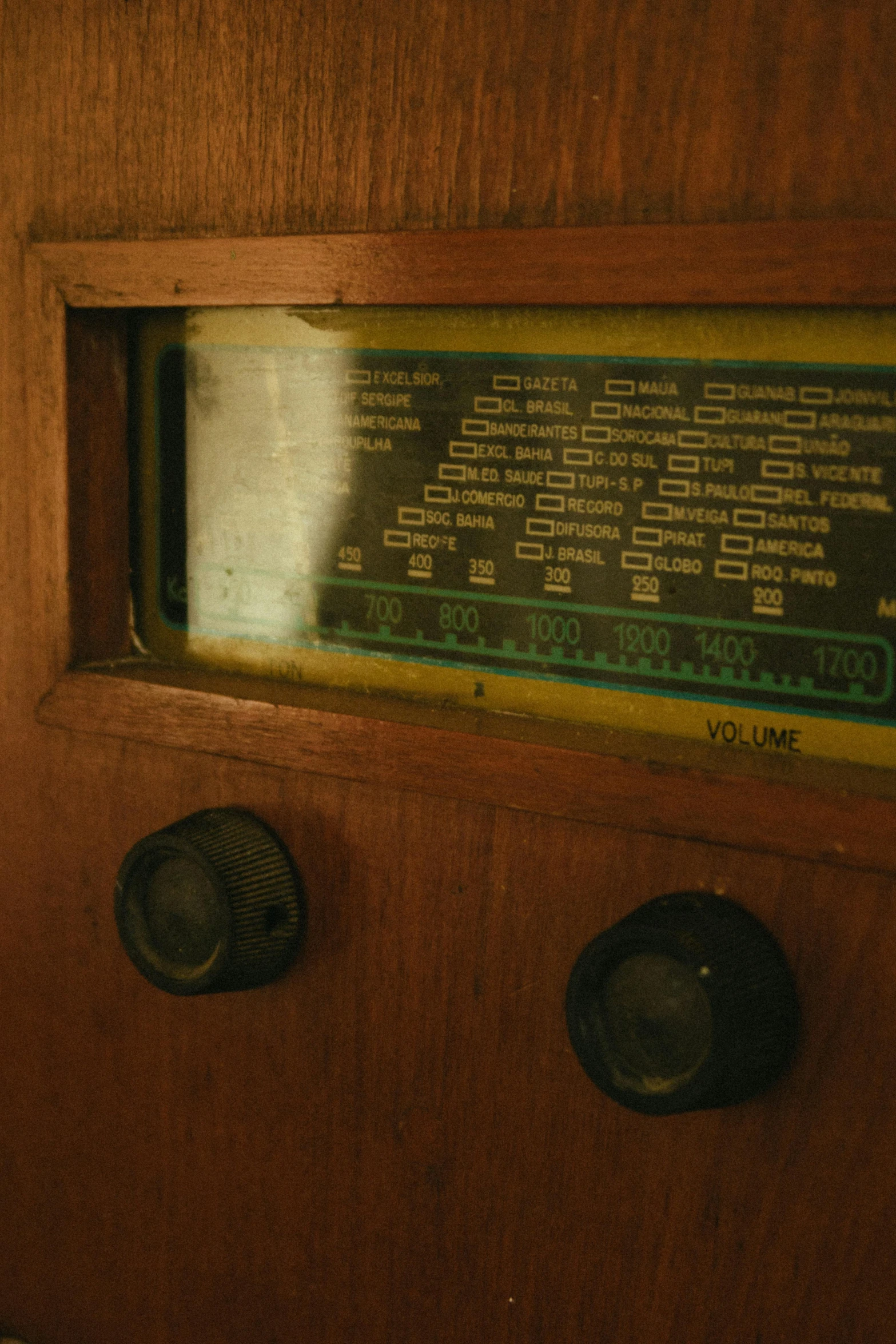 an old radio sitting on top of a wooden table, control panels, chile, zoomed in, charts