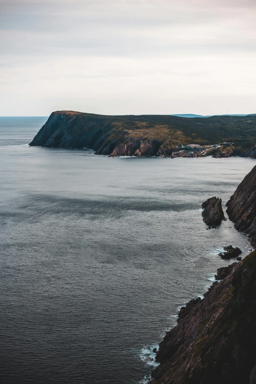a large body of water next to a cliff, by Bascove, gigapixel photo, hziulquoigmnzhah, multiple stories, heath clifford
