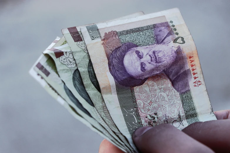a person holding a bunch of money in their hand, dau-al-set, khomeini, illustratioin, visa pour l'image, thumbnail