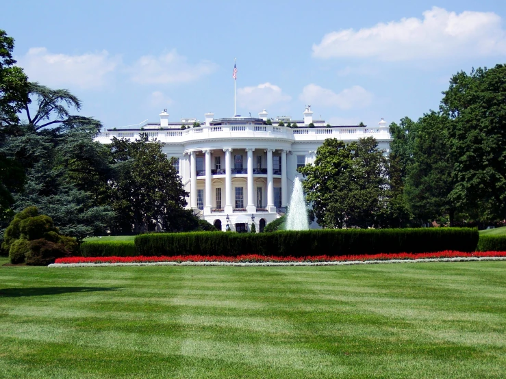 a view of the white house from across the lawn, pexels contest winner, art nouveau, early 2 0 0 0 s, 🦩🪐🐞👩🏻🦳, exterior view, white building