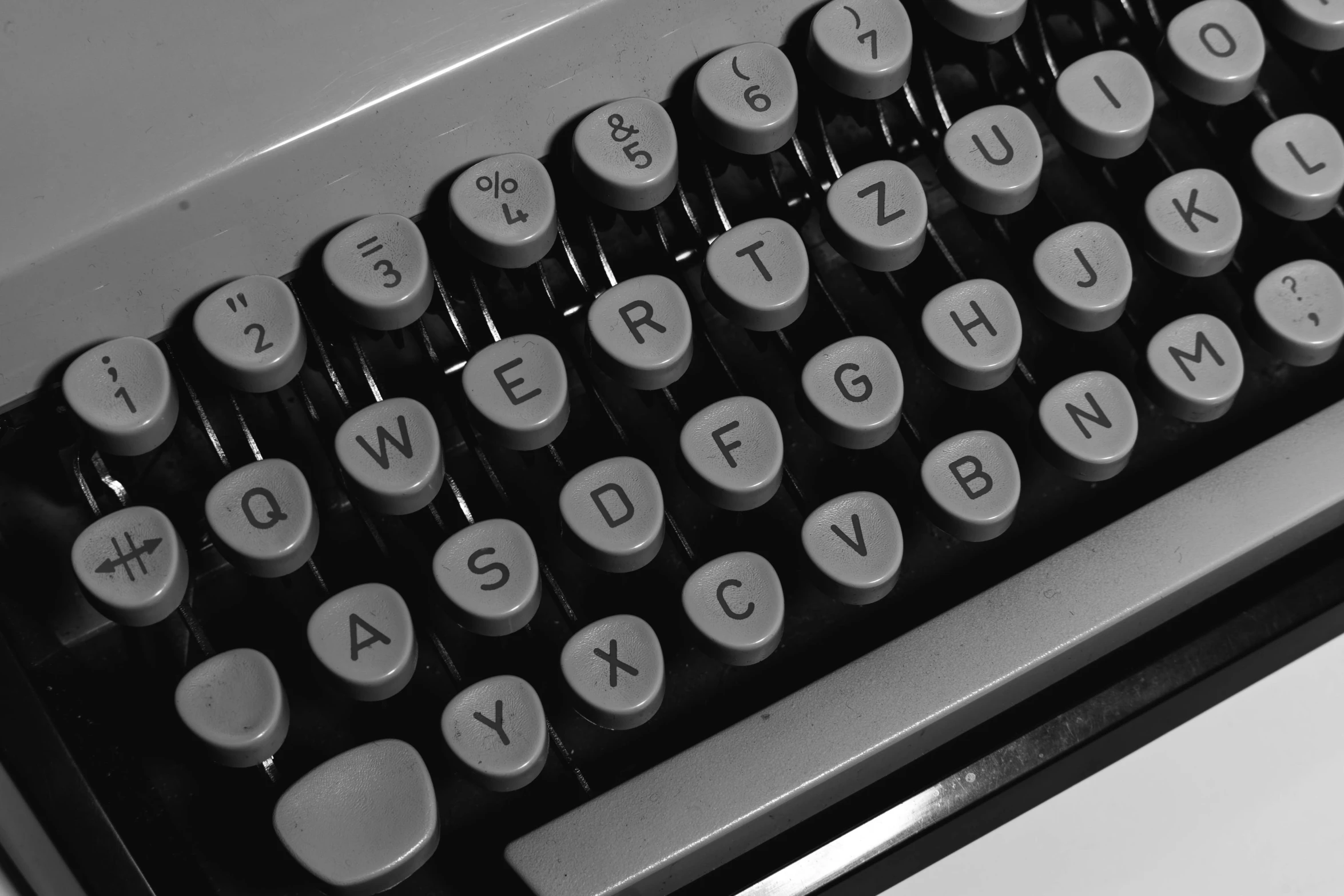a black and white photo of an old typewriter, by Kristian Zahrtmann, computer art, 7 0 s photo, close - up photo, museum photo, retro aesthetic