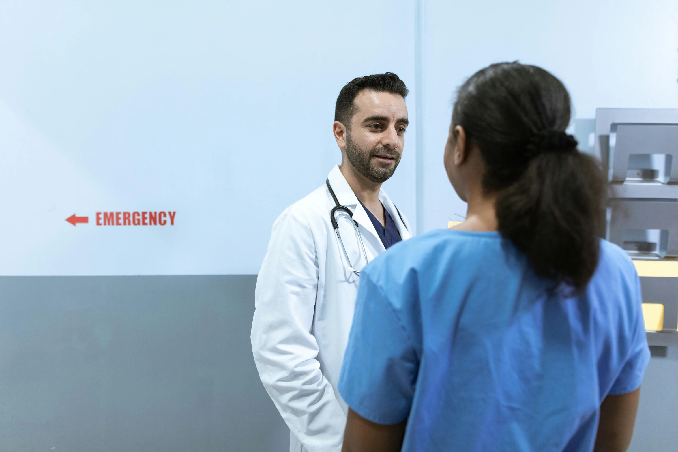 a couple of doctors standing next to each other, pexels contest winner, hurufiyya, calmly conversing 8k, emergency room, 15081959 21121991 01012000 4k, thumbnail