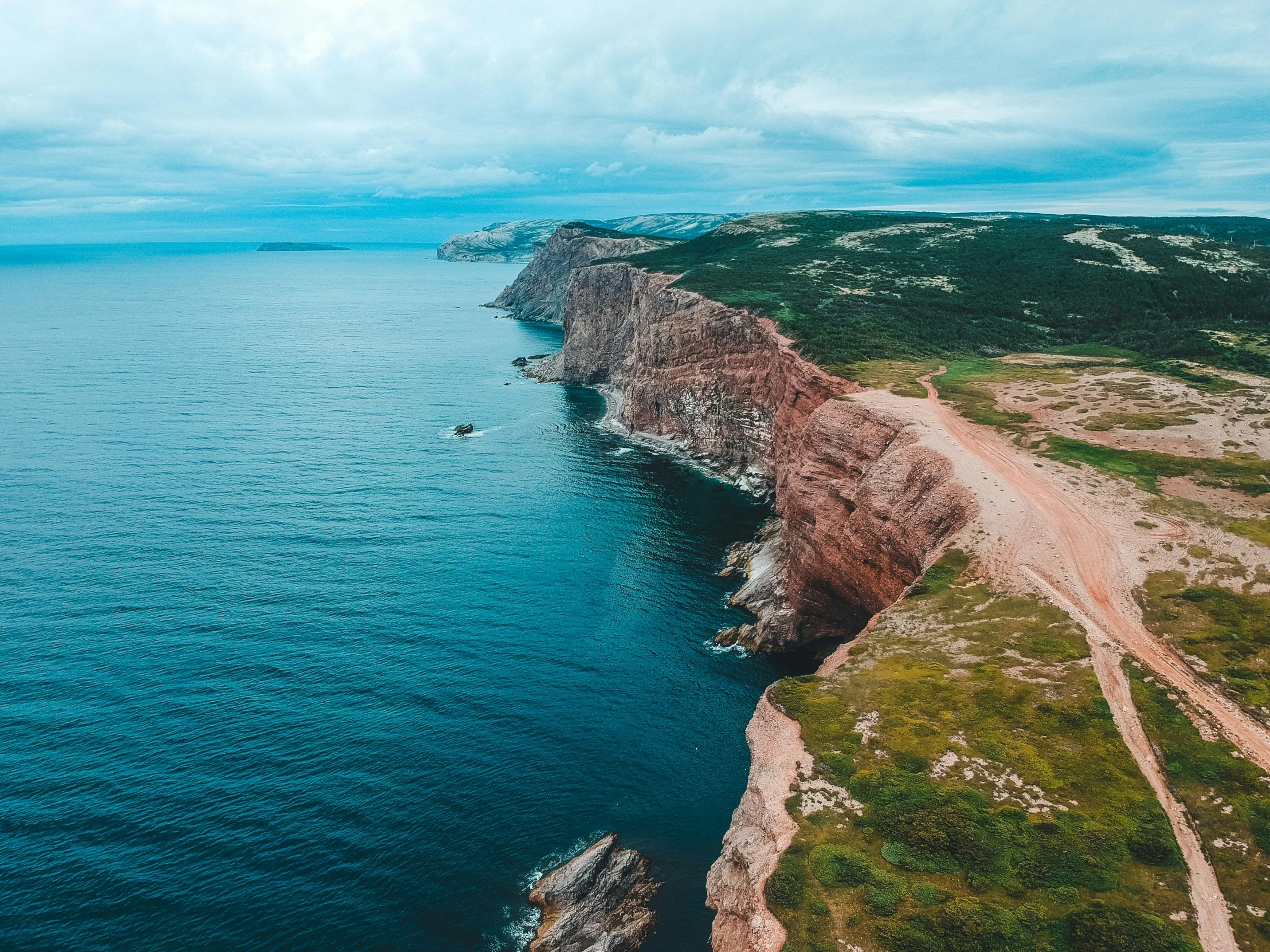 a large body of water next to a cliff, pexels contest winner, les nabis, hziulquoigmnzhah, thumbnail, coastal, aerial