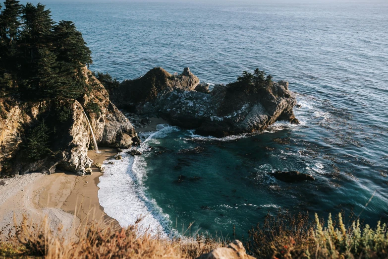 a large body of water next to a rocky shore, pexels contest winner, renaissance, california coast, 2 5 6 x 2 5 6 pixels, huge chasm, unsplash 4k