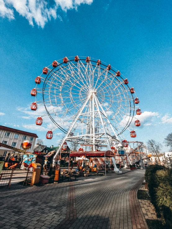 a ferris wheel sitting on the side of a road, in the middle of the city, theme park, 🚿🗝📝, 8k))