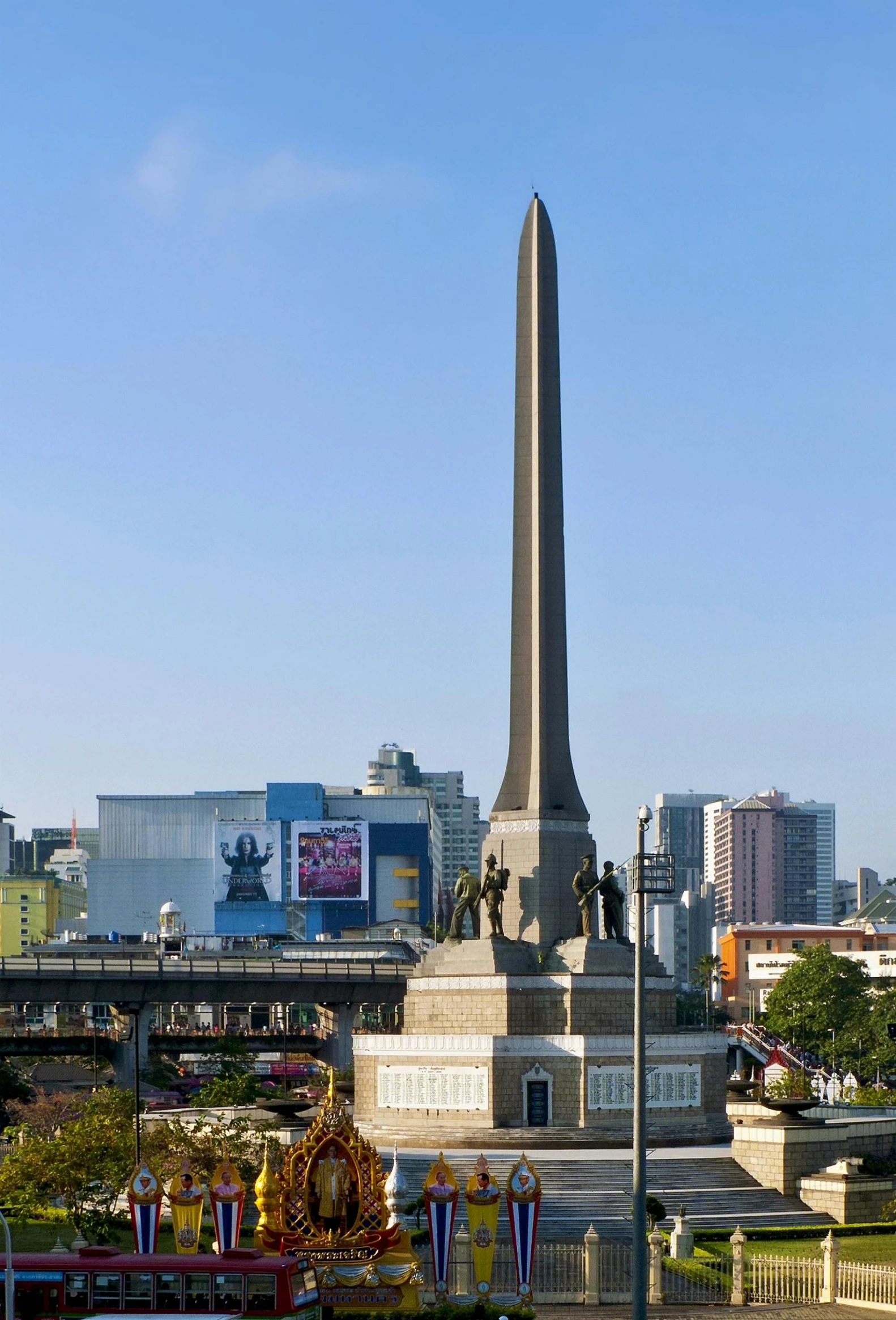 a monument in a park with a bridge in the background, by Juan O'Gorman, gwanghwamun, obelisks, afar, high view