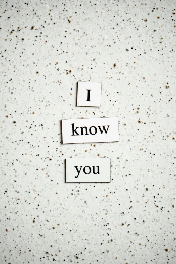 a piece of paper that says i know you, by Judith Brown, unsplash, magnetic, concrete poetry, 15081959 21121991 01012000 4k