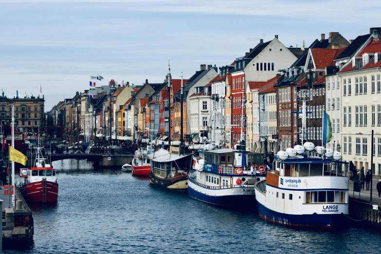 a river filled with lots of boats next to tall buildings, by Jesper Knudsen, pexels contest winner, baroque, denmark, 🦩🪐🐞👩🏻🦳, indigo and venetian red, whitewashed buildings