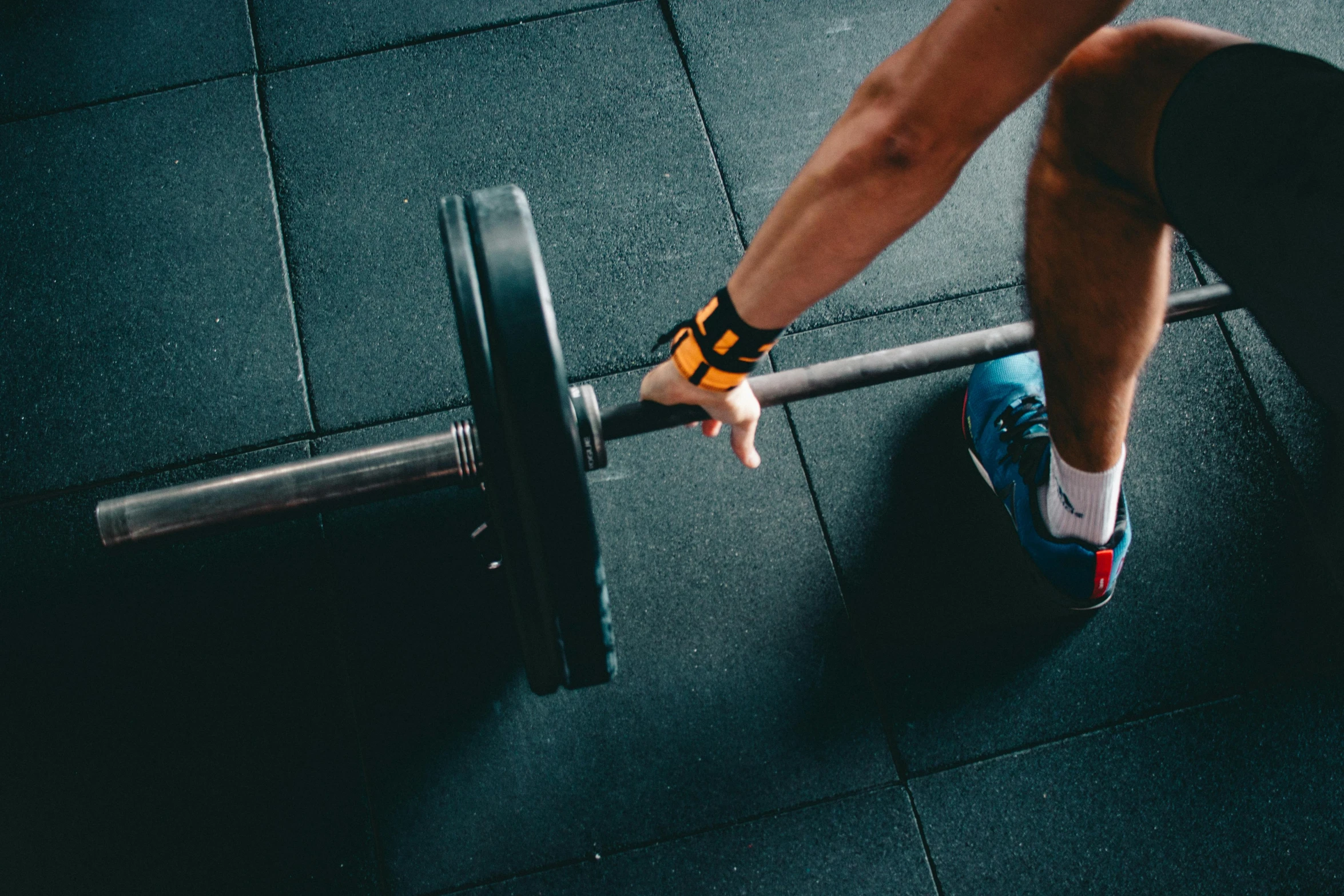 a man lifting a barbell in a gym, pexels contest winner, 🦩🪐🐞👩🏻🦳, manuka, high angle close up shot, avatar image